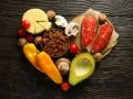 Serce z produktów: łosoś, awokado, ser, papryka, pomidory, grzyby, orzechy, makaron. Czy dieta keto a cholesterol to dobry wybór?