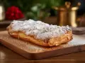 Pyszne ciasto francuskie bezglutenowe posypane cukrem pudrem i płatkami migdałów. Idealne na deser, gdy szukasz przepisu na coś wyjątkowego.