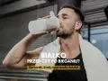 Mężczyzna pije białko z shakera po treningu. Czy białko przed czy po bieganiu jest lepsze? Sprawdź, kiedy naprawdę działa!