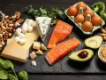 Pyszne keto przekąski: łosoś, awokado, jajka, ser, orzechy, brokuły i masło orzechowe. Idealne na dietę ketogeniczną.