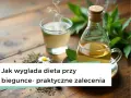 Parująca herbata i buteleczka z napojem na drewnianym stole. Dowiedz się, co jeść przy biegunce, by poczuć ulgę.