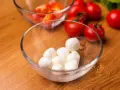Ile kcal ma mozzarella? Sprawdź, co wpływa na kaloryczność sera