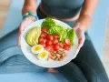 Talerz z awokado, pomidorkami, jajkiem i migdałami – idealny posiłek dla osób stosujących dietę imitującą post.