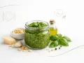Słoik domowego pesto, składniki: bazylia, orzeszki piniowe, czosnek, parmezan, oliwa. Czy pesto jest dietetyczne? Zależy od ilości!
