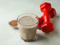 Ile kalorii ma shake proteinowy? Zaskakujące różnice w kaloryczności