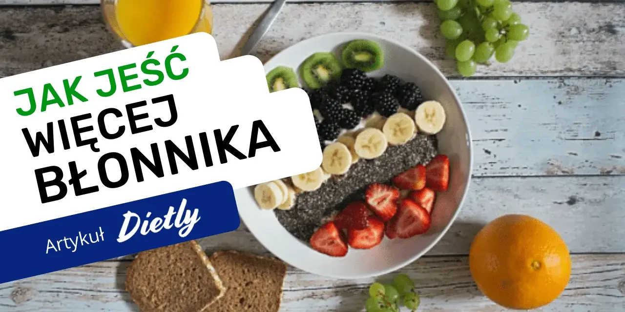 Jak jeść więcej błonnika? Miska pełna owoców, nasion chia i jagód, obok pieczywo pełnoziarniste i sok.