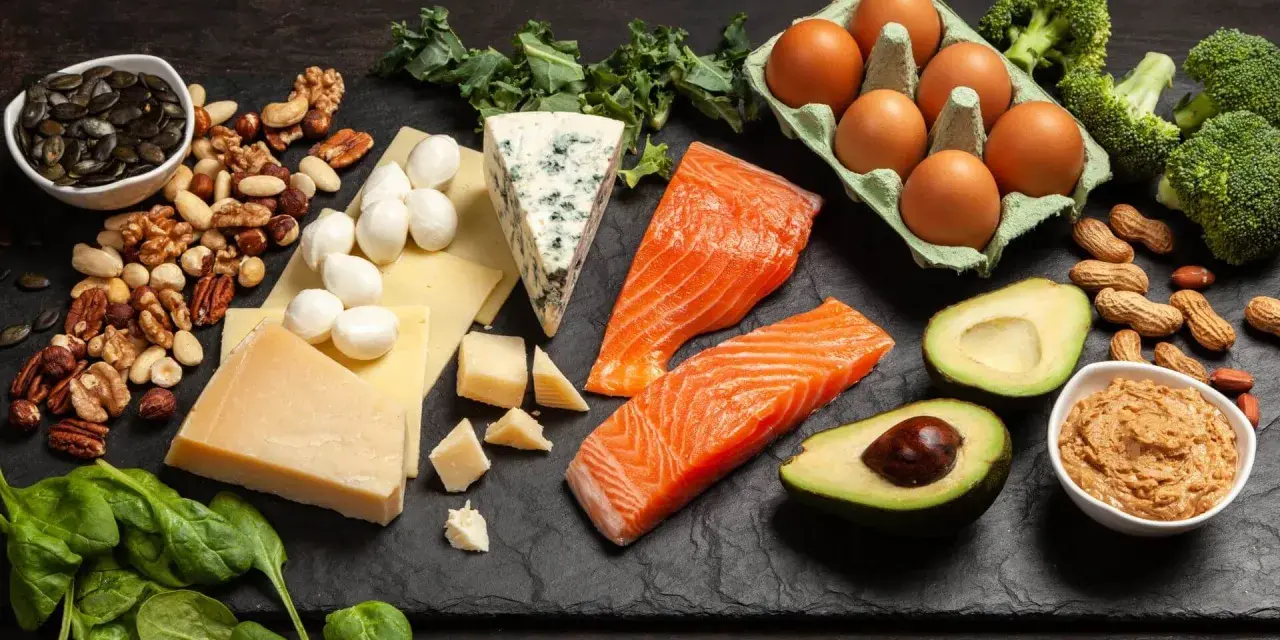 Pyszne keto przekąski: łosoś, awokado, jajka, ser, orzechy, brokuły i masło orzechowe. Idealne na dietę ketogeniczną.