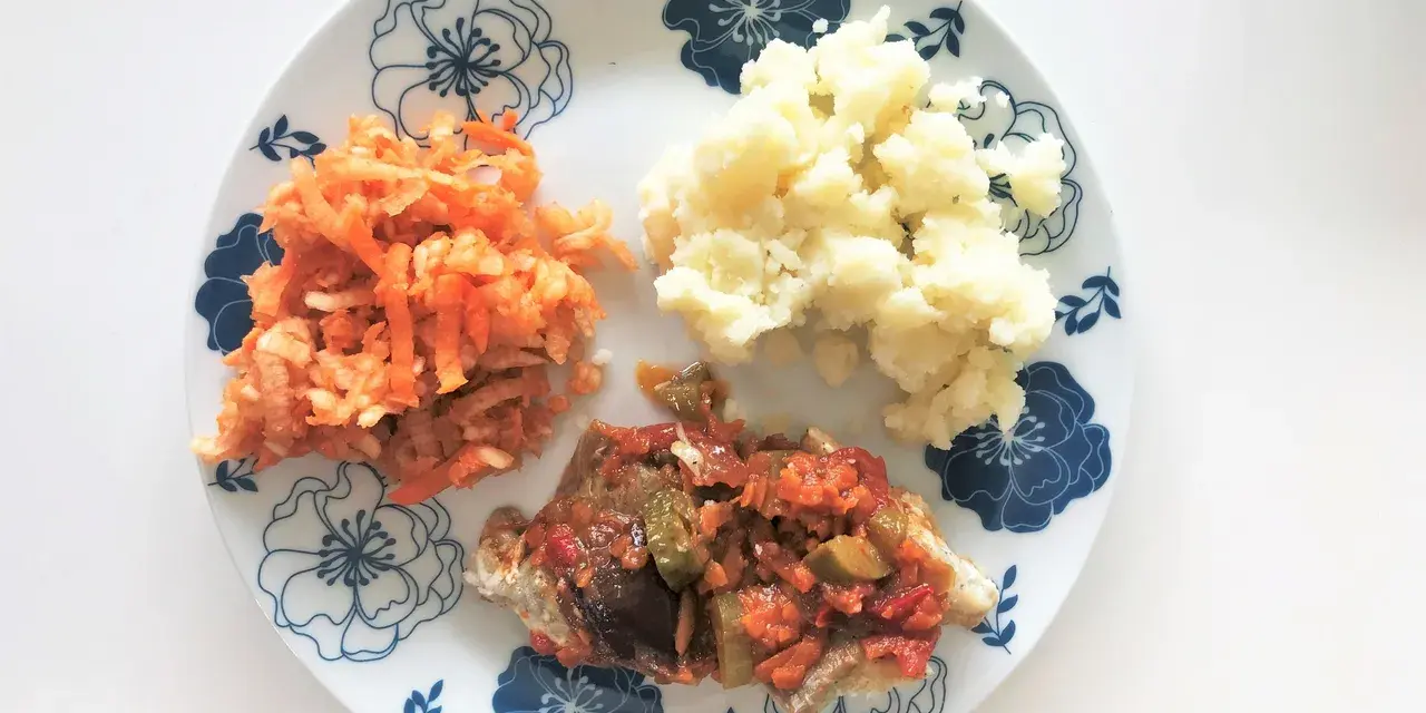 Łagodny posiłek po kolonoskopii: ryba w sosie warzywnym, puree ziemniaczane i surówka z marchewki.