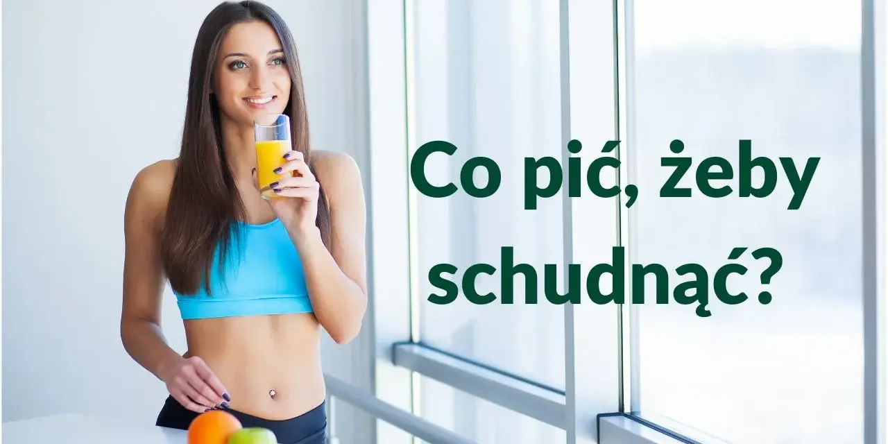 Uśmiechnięta kobieta w sportowym topie pije sok, zastanawiając się, co pić żeby schudnąć. Obok pomarańcza i jabłko.