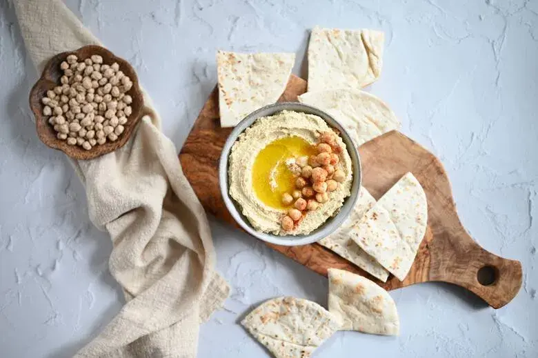 Czy hummus jest dietetyczny? Odkryj jego zdrowotne korzyści i kalorie