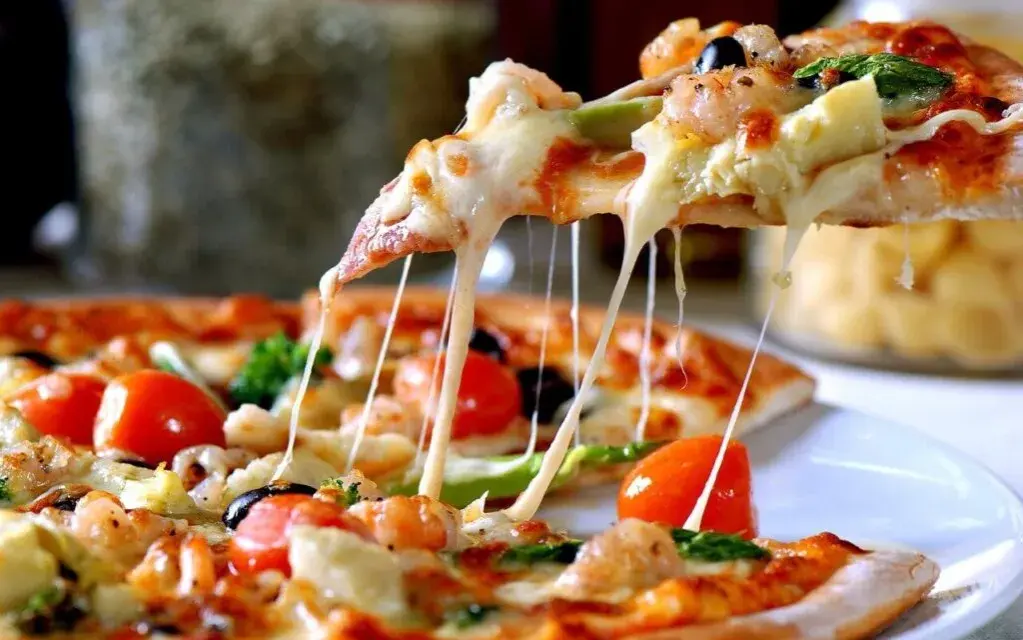 Ile kcal ma domowa pizza? Zaskakujące kalorie w ulubionym daniu