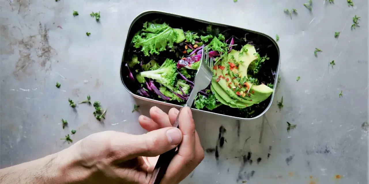 Zdrowa sałatka z awokado, brokułów i jarmużu w lunchboxie. Idealna na cały tydzień, gdy stosujesz dietę wątrobową. Przepisy na zdrowie!