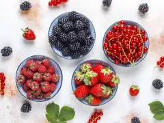 Miseczki z jeżynami, malinami, truskawkami i czerwonymi porzeczkami. Idealne owoce na keto, które dodadzą słodyczy bez wyrzutów sumienia.