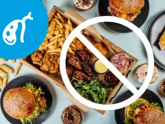 Symbol woreczka żółciowego i zakaz jedzenia fast foodów. Unikaj tłustych potraw, by zapobiec kamicy woreczka żółciowego.