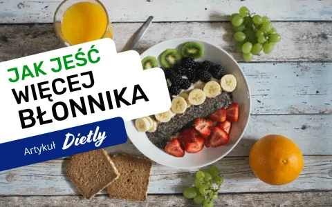 Jak jeść więcej błonnika? Miska pełna owoców, nasion chia i jagód, obok pieczywo pełnoziarniste i sok.