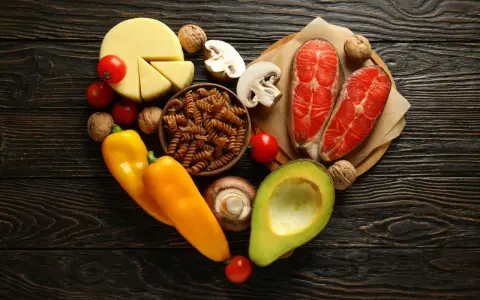 Serce z produktów: łosoś, awokado, ser, papryka, pomidory, grzyby, orzechy, makaron. Czy dieta keto a cholesterol to dobry wybór?