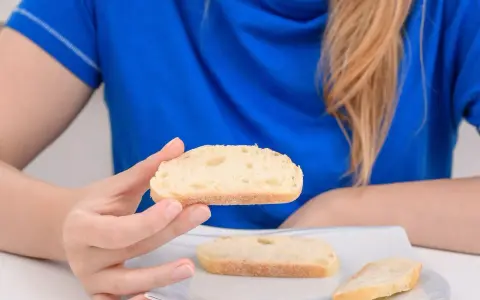 Białe pieczywo na talerzu, jako jeden z domowych sposobów na biegunke.