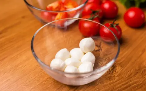 Ile kcal ma mozzarella? Sprawdź, co wpływa na kaloryczność sera