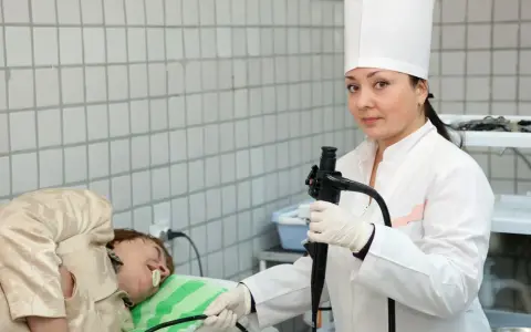 Lekarka przygotowuje pacjenta do gastroskopii. Przed badaniem ważne jest, co można jeść dzień przed gastroskopią – zazwyczaj lekkostrawne posiłki.