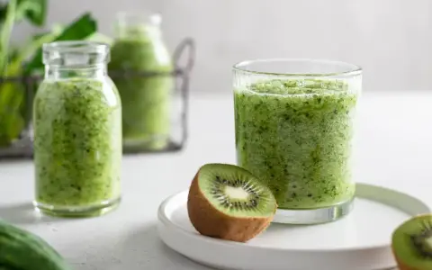 Zielone koktajle z blendera, inspirowane świeżymi owocami kiwi i warzywami. Idealne przepisy na zdrowe koktajle z blendera.