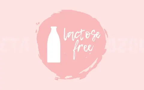 Grafika z butelką i napisem "lactose free" na różowym tle. Czy kefir ma laktozę? Ta grafika sugeruje, że tak, można znaleźć produkty bez laktozy.