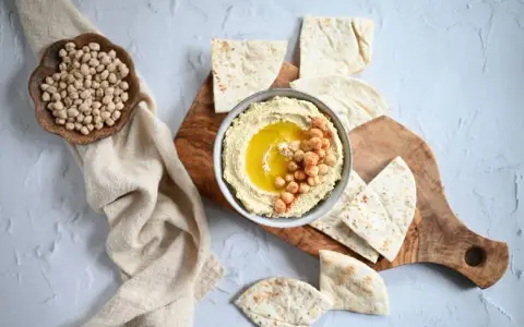 Czy hummus jest dietetyczny? Odkryj jego zdrowotne korzyści i kalorie