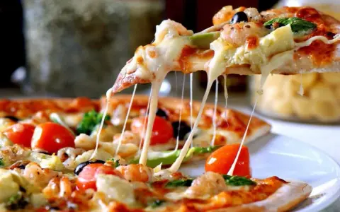 Ile kcal ma domowa pizza? Zaskakujące kalorie w ulubionym daniu