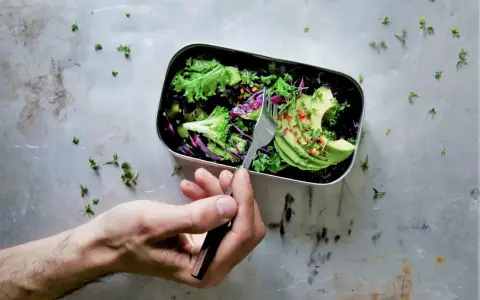 Zdrowa sałatka z awokado, brokułów i jarmużu w lunchboxie. Idealna na cały tydzień, gdy stosujesz dietę wątrobową. Przepisy na zdrowie!
