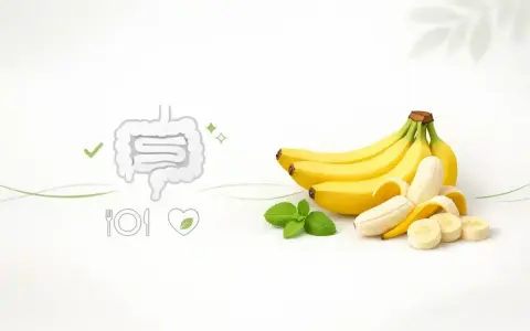 Banan jest lekkostrawny, co potwierdza grafika jelit i symbol serca. Kilka bananów i listki mięty.