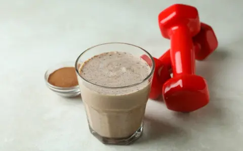 Ile kalorii ma shake proteinowy? Zaskakujące różnice w kaloryczności