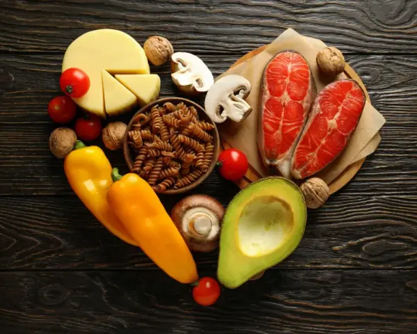 Serce z produktów: łosoś, awokado, ser, papryka, pomidory, grzyby, orzechy, makaron. Czy dieta keto a cholesterol to dobry wybór?