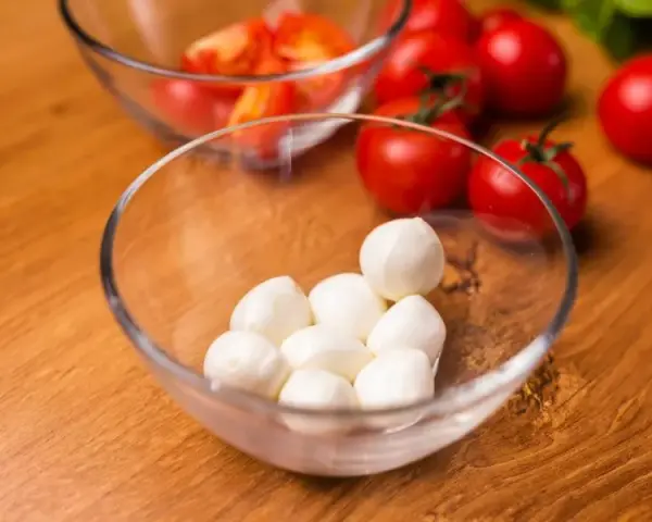 Ile kcal ma mozzarella? Sprawdź, co wpływa na kaloryczność sera