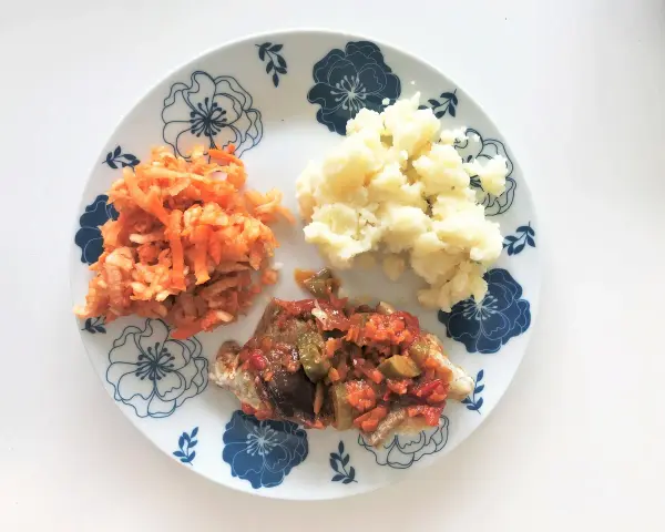 Łagodny posiłek po kolonoskopii: ryba w sosie warzywnym, puree ziemniaczane i surówka z marchewki.