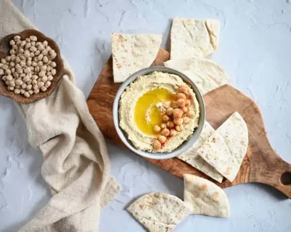 Czy hummus jest dietetyczny? Odkryj jego zdrowotne korzyści i kalorie
