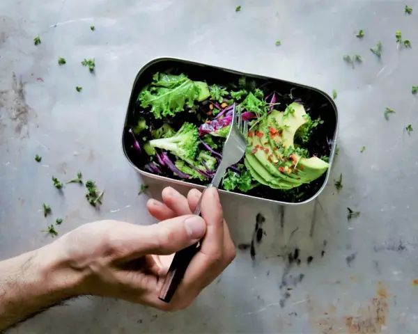 Zdrowa sałatka z awokado, brokułów i jarmużu w lunchboxie. Idealna na cały tydzień, gdy stosujesz dietę wątrobową. Przepisy na zdrowie!