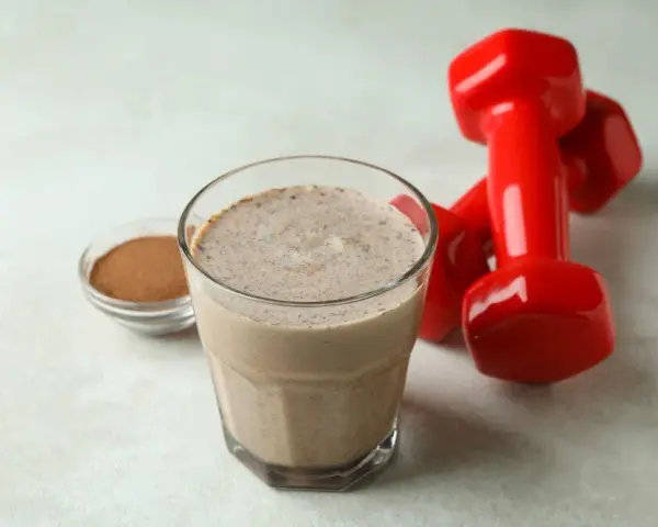 Ile kalorii ma shake proteinowy? Zaskakujące różnice w kaloryczności