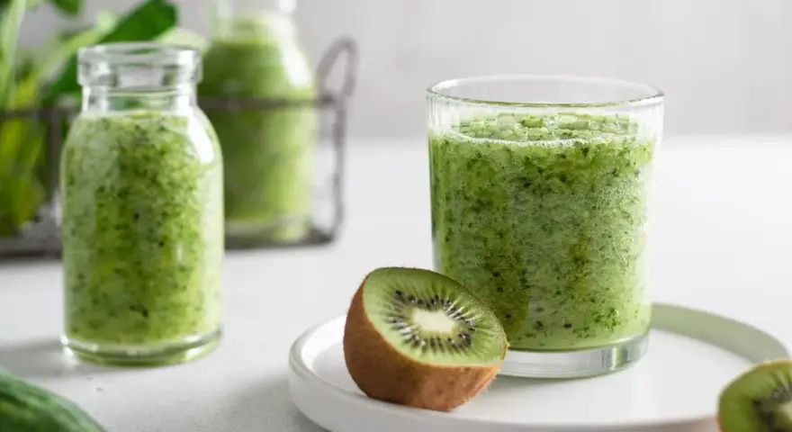 Zielone koktajle z blendera, inspirowane świeżymi owocami kiwi i warzywami. Idealne przepisy na zdrowe koktajle z blendera.