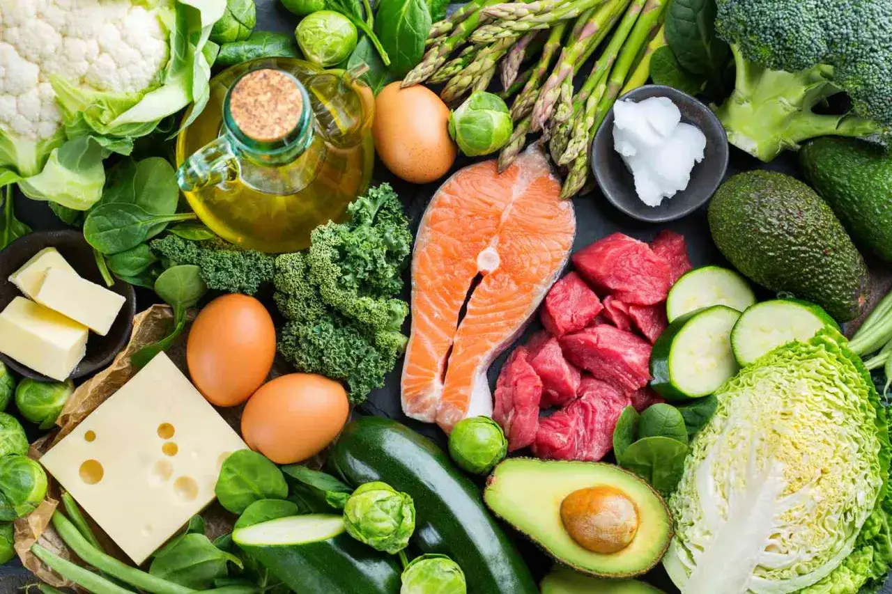 Składniki diety keto: łosoś, wołowina, jajka, masło, ser, awokado, brokuły, szparagi, cukinia, kalafior, kapusta. Czy dieta keto a cholesterol to dobry wybór?