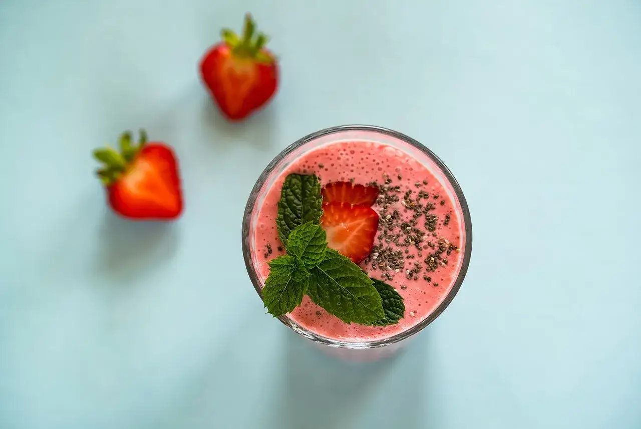 Keto koktajl z truskawkami, miętą i nasionami chia. Idealny na keto dietę, gdy masz ochotę na coś słodkiego.