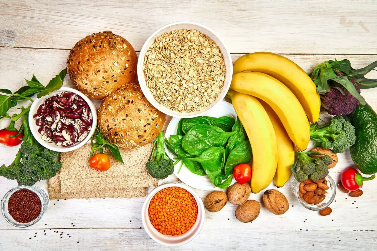 Zdrowe produkty na dietę po usunięciu woreczka żółciowego: fasola, płatki owsiane, banany, szpinak, orzechy, migdały, brokuły, czerwona soczewica, komosa ryżowa.