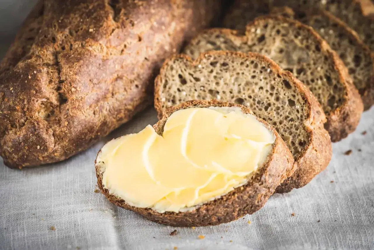 Proste keto bułki z masłem. Chrupiąca skórka i miękki środek, idealne na śniadanie.