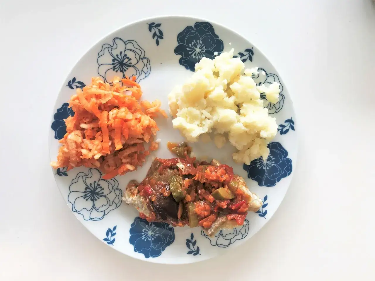Łagodny posiłek po kolonoskopii: ryba w sosie warzywnym, puree ziemniaczane i surówka z marchewki.