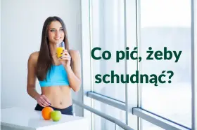 Uśmiechnięta kobieta w sportowym topie pije sok, zastanawiając się, co pić żeby schudnąć. Obok pomarańcza i jabłko.