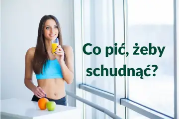 Uśmiechnięta kobieta w sportowym topie pije sok, zastanawiając się, co pić żeby schudnąć. Obok pomarańcza i jabłko.